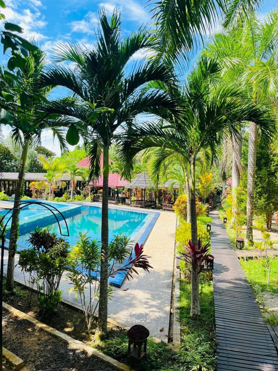 Kasuari Valley Beach Resort Sorong Esterno foto