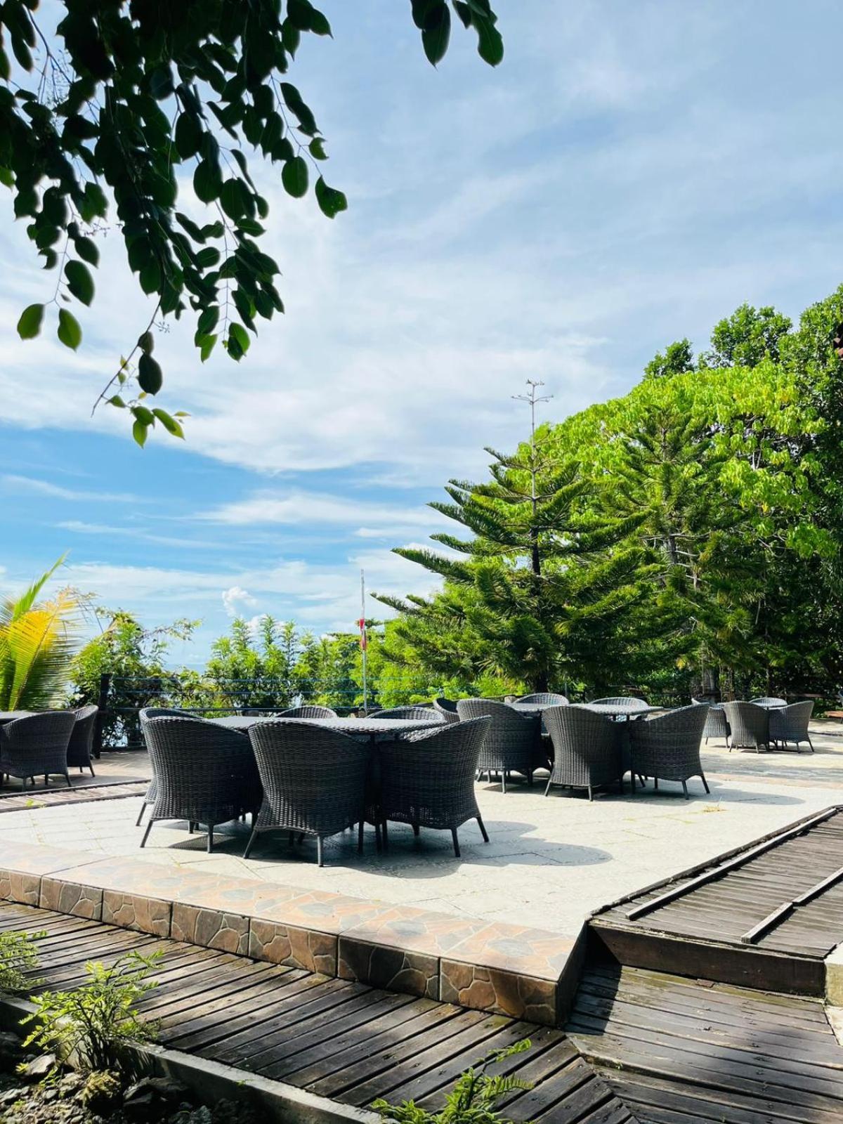 Kasuari Valley Beach Resort Sorong Esterno foto