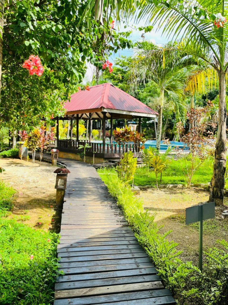 Kasuari Valley Beach Resort Sorong Esterno foto
