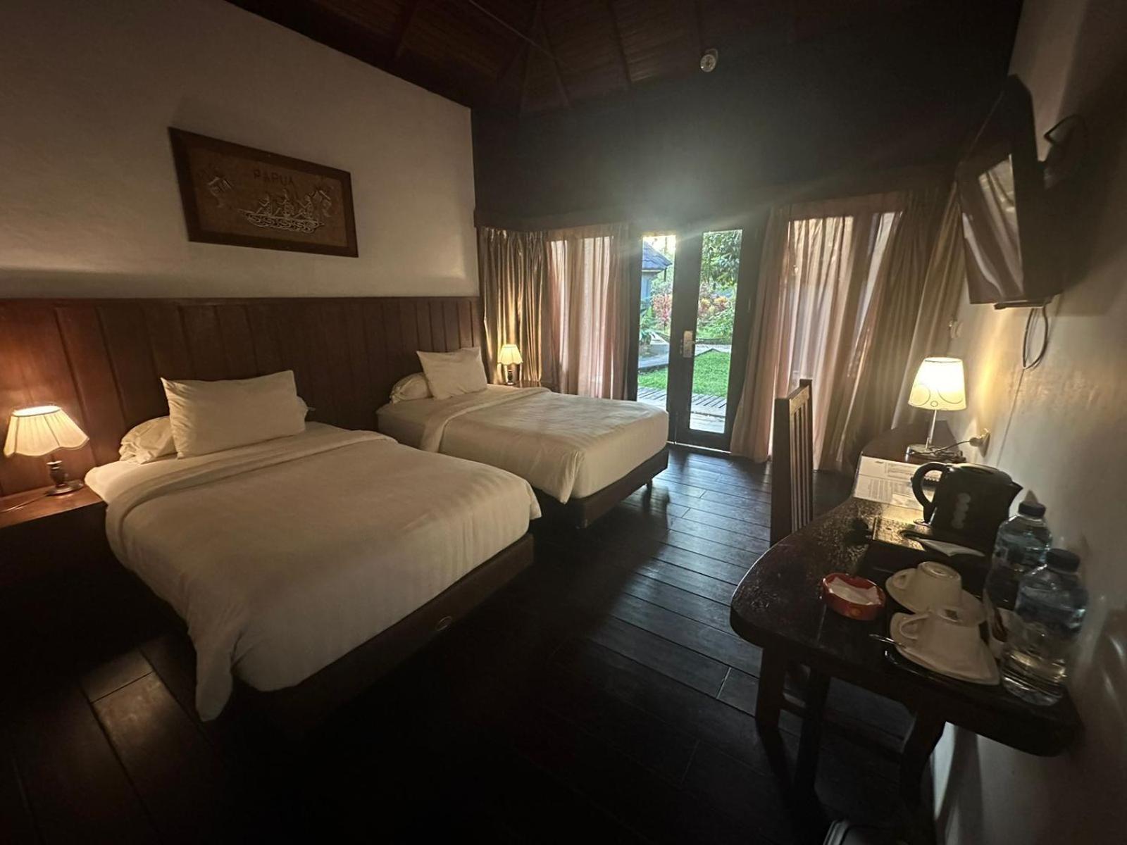 Kasuari Valley Beach Resort Sorong Esterno foto